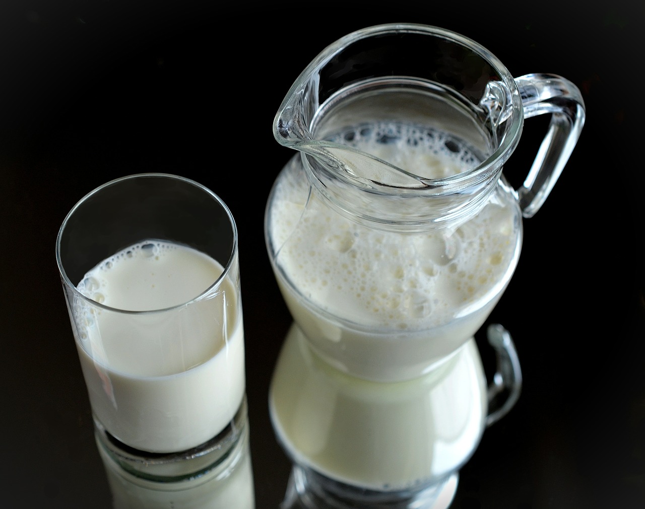 alegia pokarmowa na mleko. Szklanka mleka i dzbanek.