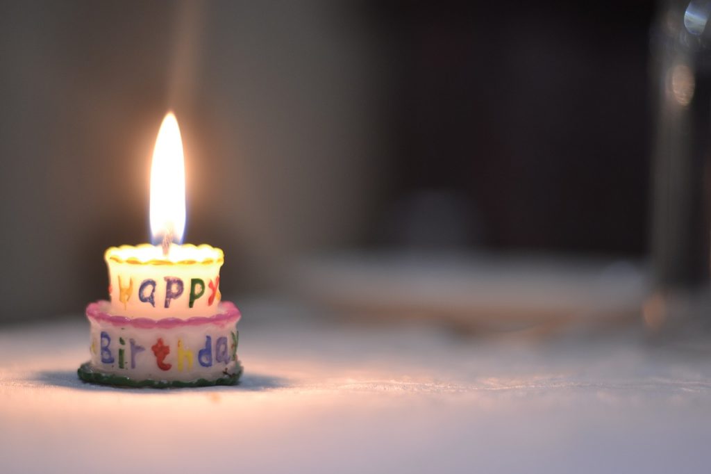 Urodziny, tort ze świeczką